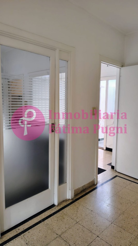  Alberti esquina Yrigoyen, amplia oficina primer piso por escalera .Alquiler uso profesional.