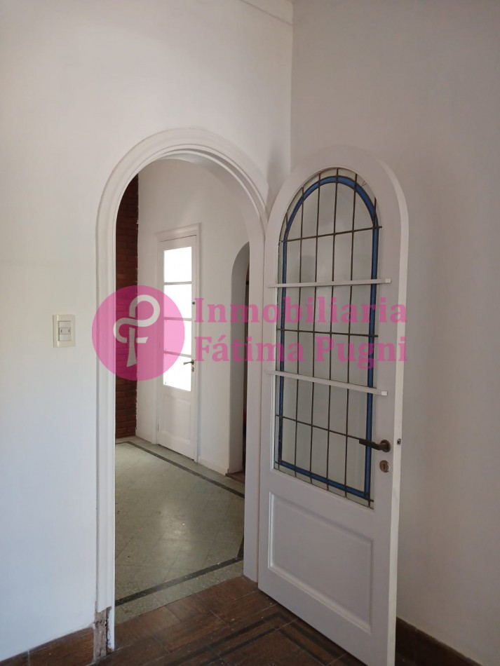  Alberti esquina Yrigoyen, amplia oficina primer piso por escalera .Alquiler uso profesional.